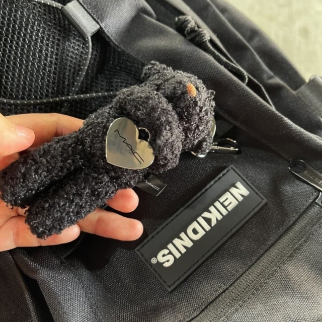 MAC抱抱黑色小熊鑰匙圈