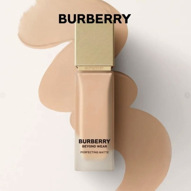 BURBERRY博柏利卓越持妝柔霧粉底液#20FC