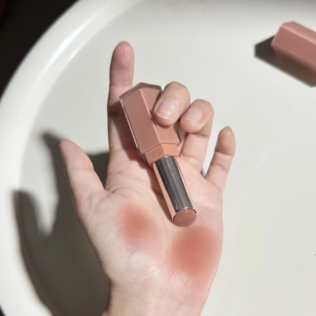 FENTY BEAUTY蕾哈娜Gloss Bomb水潤唇膏3.6g#03 Fenty Glow