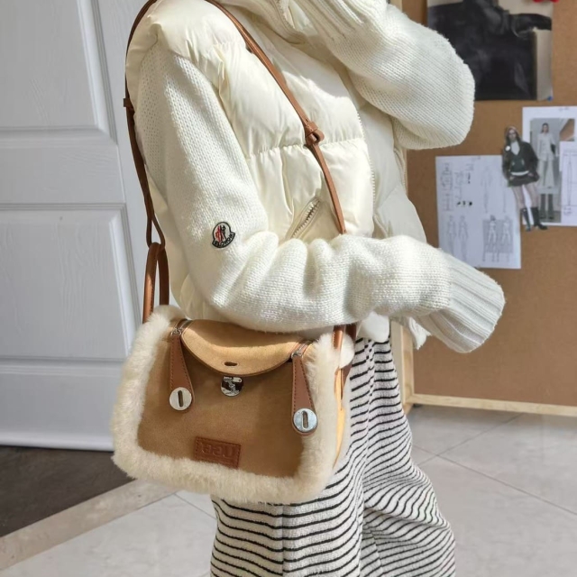 UGG AUSPECIAL羊毛翻蓋包（ES25829）