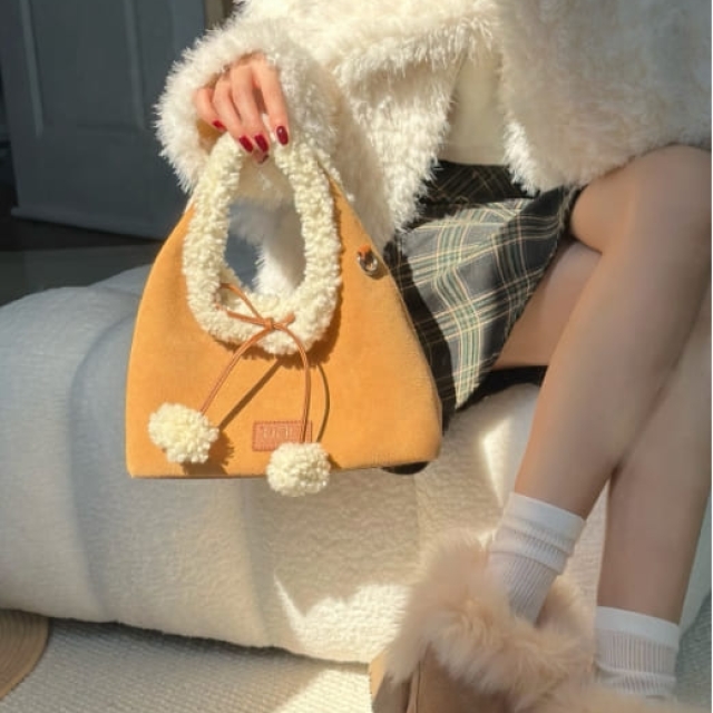 UGG AUSPECIAL羊毛絨球餃子包（ES25828）