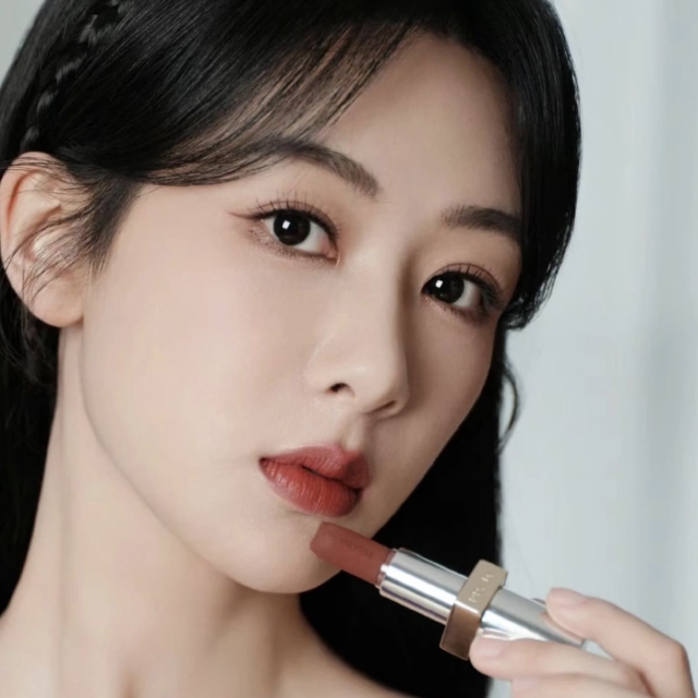 Prada普拉達革紋極霧唇膏3.8g#B03 Mahogany