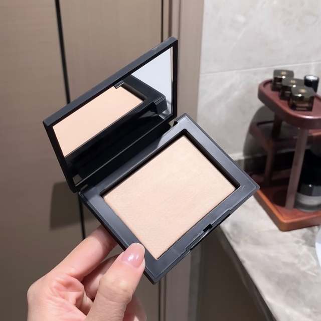 NARS裸光蜜粉餅10g#FOG 裸膚色