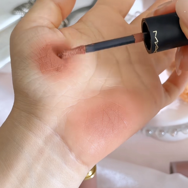 MAC輕親雲霧唇頰慕斯5ml#956Warm Hug