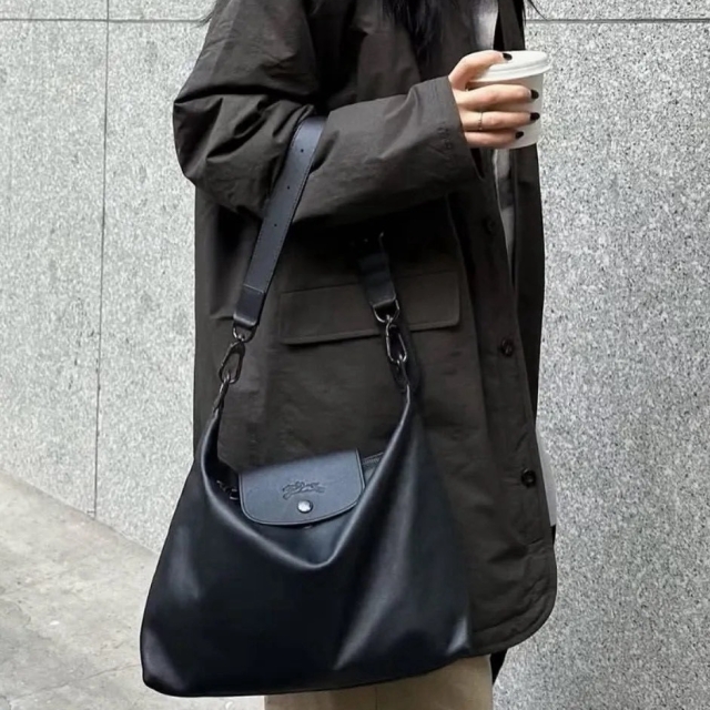 【精品】LONGCHAMP Le Pliage Xtra 半月形單肩包 M#黑色