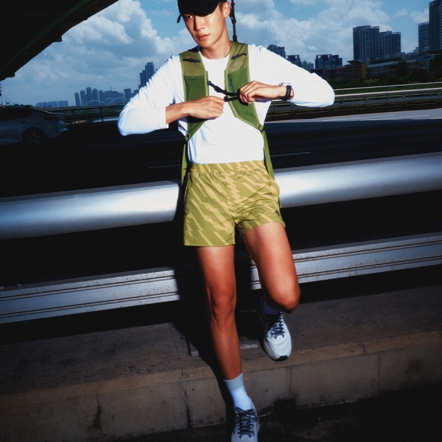 DESCENTE迪桑特RUNNING ESSENCIAL LONG SLEEVE T-SHIRTS 男士 運動上衣#WHT