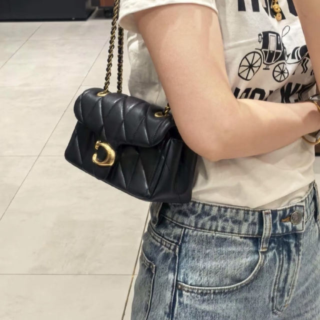 【精品】COACH TABBY 20 絎縫單肩手袋-黑