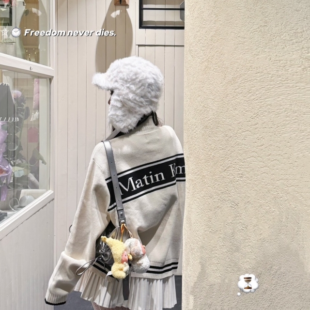 【韓國】MATIN KIM SPELL POINT STRIPE KNIT CARDIGAN 條紋針織外套-白(MK2600CD716V-IV)