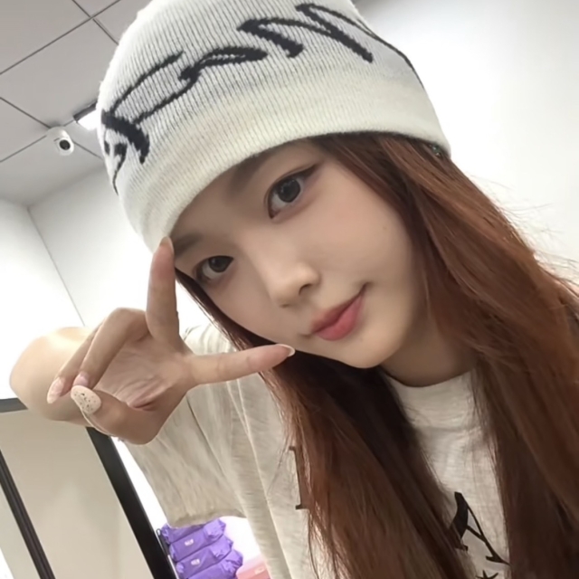 【韓國】MATIN KIM LOGO SCRIPT BEANIE 草寫LOGO提花毛帽-白色(MK2600BN001VIV)