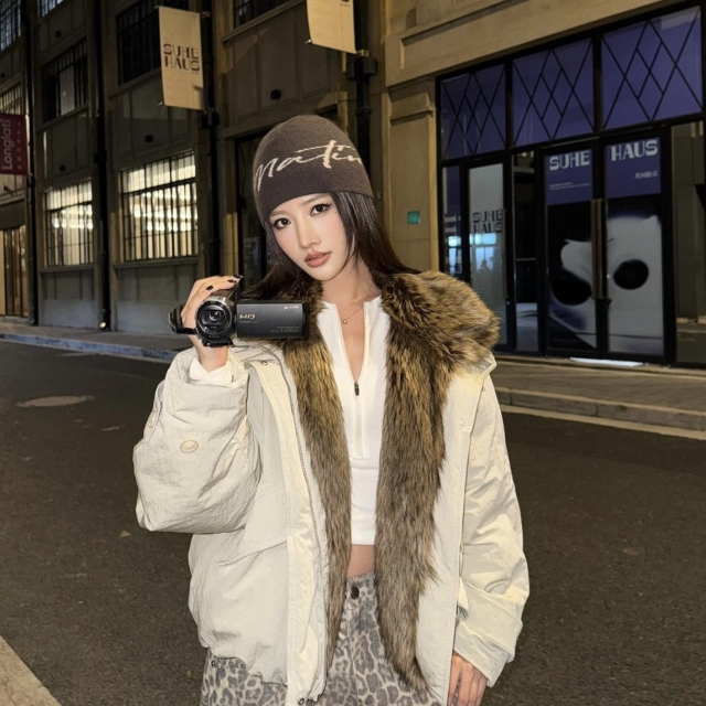 【韓國】MATIN KIM LOGO SCRIPT BEANIE 草寫LOGO提花毛帽-棕色(MK2600BN001VBR)