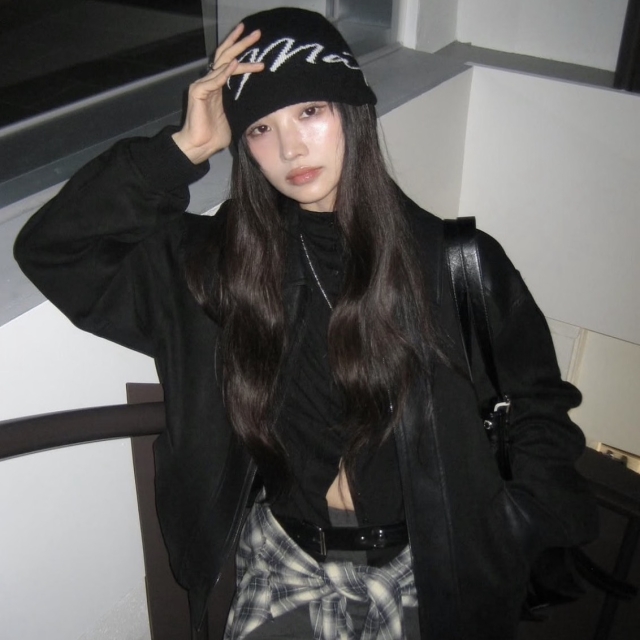 【韓國】MATIN KIM  LOGO SCRIPT BEANIE 草寫LOGO提花毛帽-黑色(MK2600BN001VBB)
