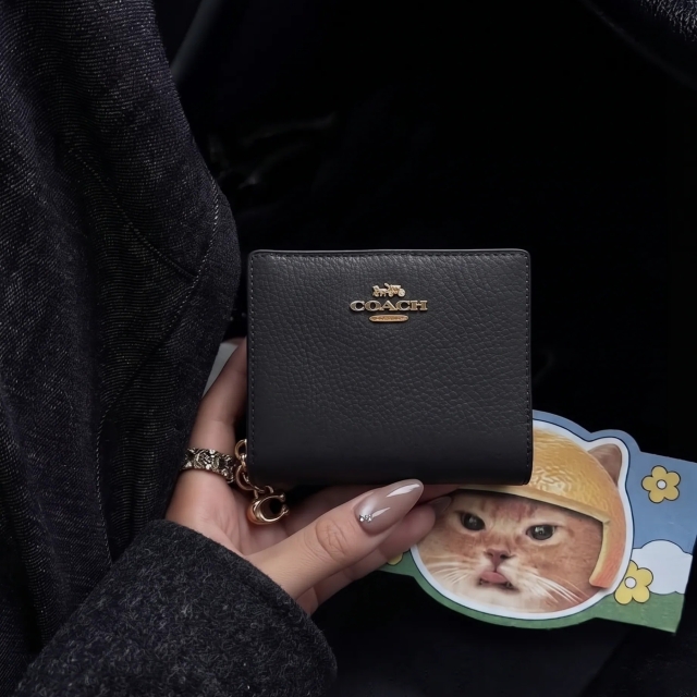 【精品】COACH Snap Wallet 翻蓋短夾錢包-皮革黑