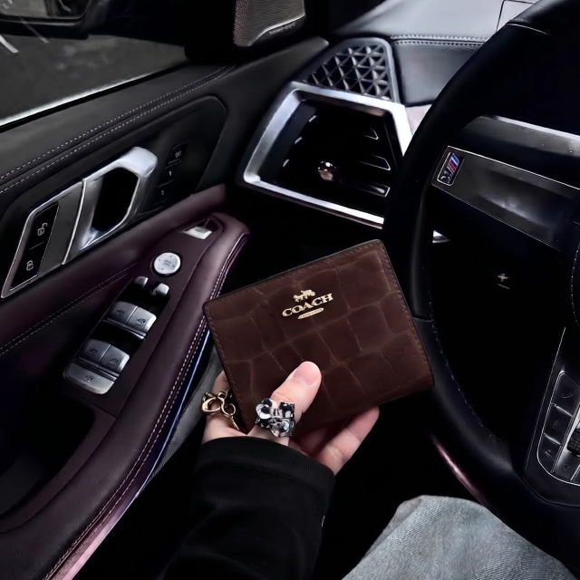【精品】COACH Snap Wallet 翻蓋短夾錢包-鱷魚紋深棕