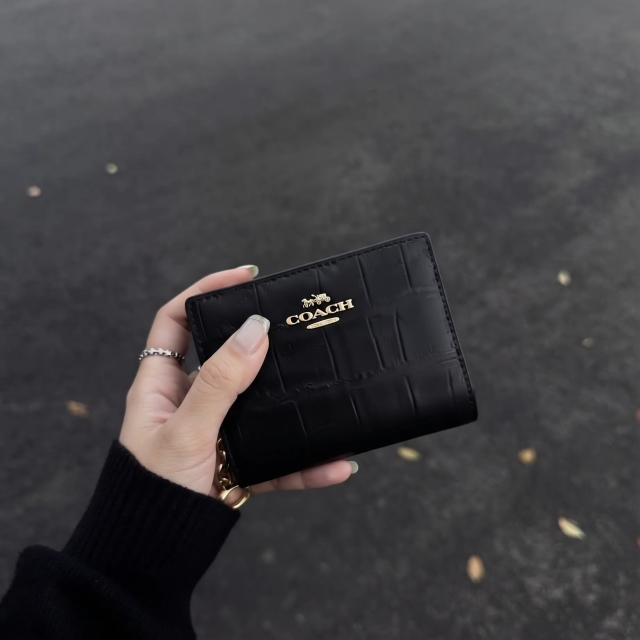 【精品】COACH Snap Wallet 翻蓋短夾錢包-鱷魚紋黑色
