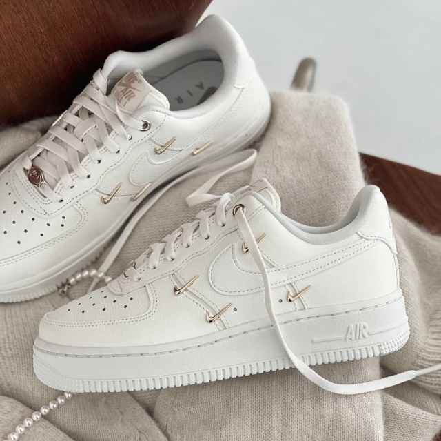 【潮流】Nike W Air Force 1 LX Sail Metallic Gold 低筒金勾