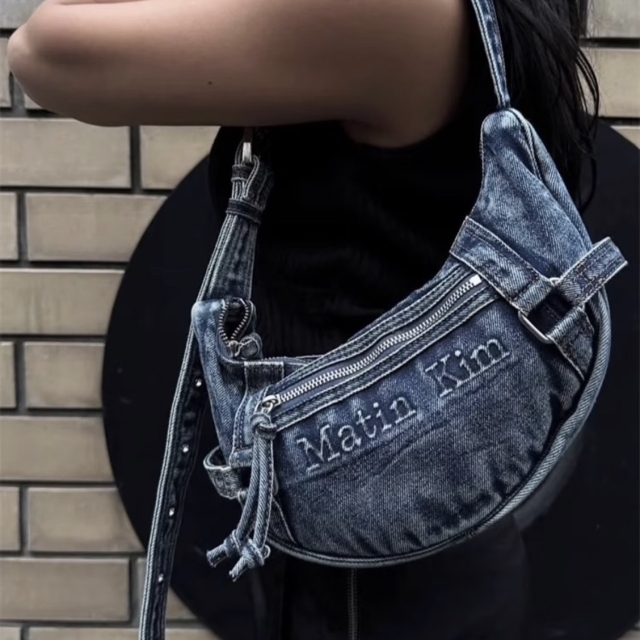 【韓國】MATIN KIM WASHED DENIM MINI HOBO BAG 水洗丹寧迷你肩背包-藍色(MK2534BG038MBL)