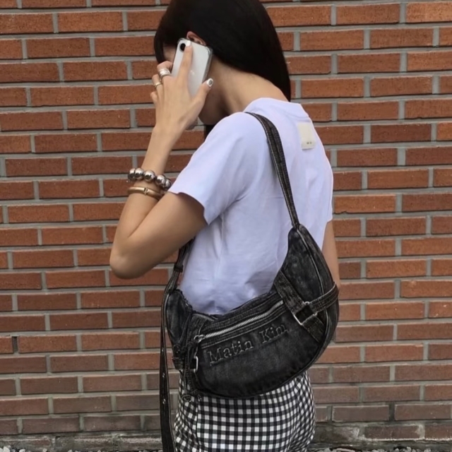 【韓國】MATIN KIM WASHED DENIM MINI HOBO BAG 水洗丹寧迷你肩背包-黑色(MK2534BG038MBB)