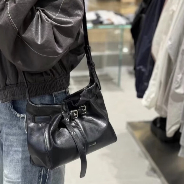 【韓國】MATIN KIM BELTED VOLUNN SMALL BUCKET BAG 小號腰帶水桶包-黑色(MK2611BG001MBB)