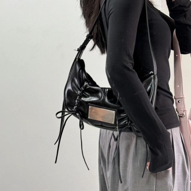 【開團】MATIN KIM HALF SHIRRING RIBBON ROUND BAG 半邊皺褶蝴蝶結圓形包-黑色(MK2600BG002VBB)