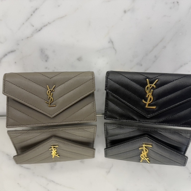【精品】YSL MONOGRAM 粒面壓紋皮革信封式卡夾零錢包-黑色(612808BOW011000)