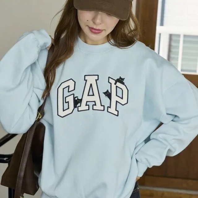【潮流】日本 PUBLUX × GAP 聯名 拱形 Logo 貓咪刺繡 抓絨大學T-藍色(111593977)