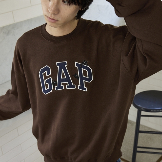 【潮流】日本 PUBLUX × GAP 聯名 拱形 Logo 貓咪刺繡 抓絨大學T-棕色(111593977)